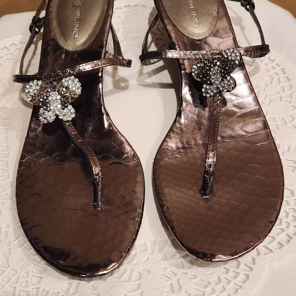 Bandolino Sandles